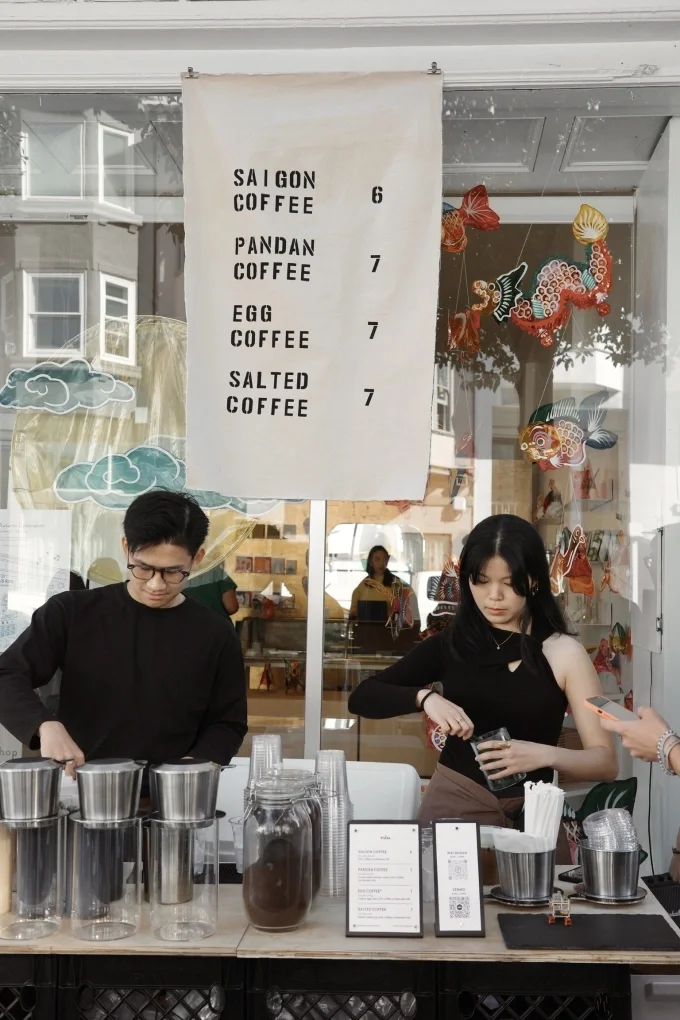 Kiên và Hân pha chế cà phê tại quầy pop-up.