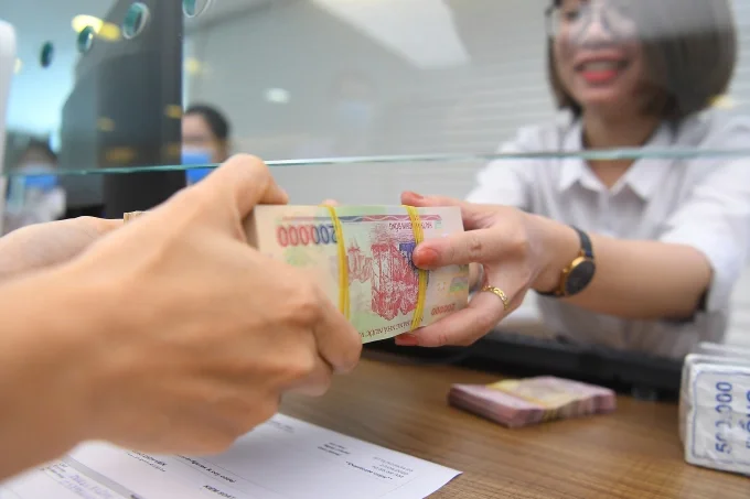 Giao dịch tiền mặt tại một ngân hàng. Ảnh: Giang Huy