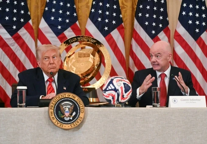 Tổng thống Donald Trump (trái) và Chủ tịch FIFA Gianni Infantino tại Nhà Trắng, Washington, D.C., Mỹ ngày 6/5/2024. Ảnh: AFP