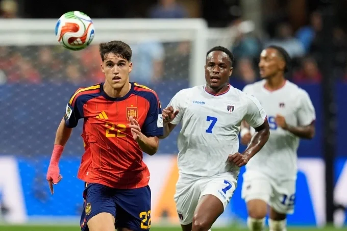 Pau Cubarsi (trái) của Tây Ban Nha tăng tốc theo bóng trong khi Jovane Cabral của Cape Verde bám đuổi ở trận đấu thuộc bảng H World Cup 2026 trên sân Atlanta, bang Georgia, Mỹ ngày 15/6. Ảnh: AP