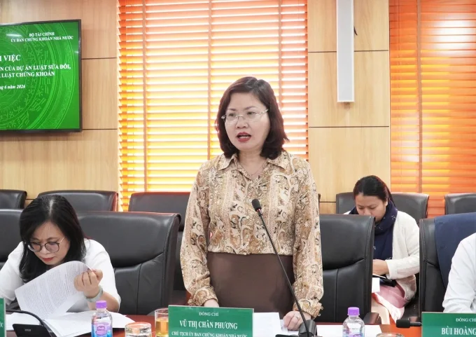 Bà Vũ Thị Chân Phương, Chủ tịch Ủy ban Chứng khoán Nhà nước, phát biểu tại buổi làm việc. Ảnh: SSC