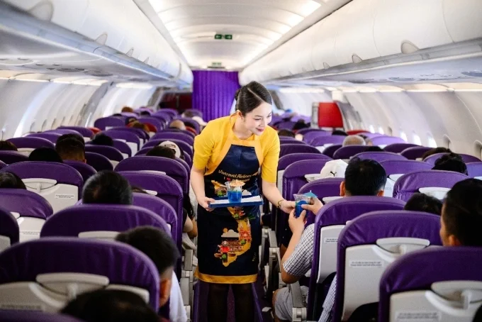 Đồ uống giải nhiệt được phục vụ khách trên chuyến bay Hà Nội - Cam Ranh. Ảnh: Vietravel Airlines