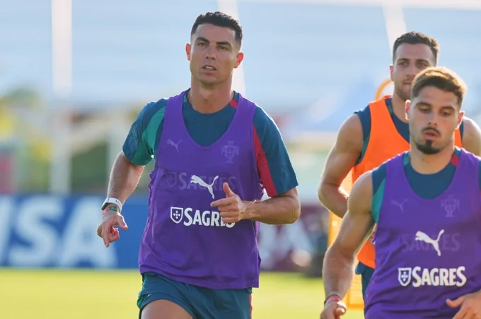 Cristiano Ronaldo chạy khởi động trong buổi tập của đội tuyển Bồ Đào Nha trước thềm World Cup 2026 tại Palm Beach Gardens, Florida, Mỹ, ngày 13/6/2026. Ảnh: AP