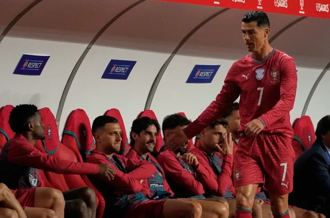 Cristiano Ronaldo tới băng ghế dự bị sau khi được thay ra trong trận giao hữu quốc tế giữa Bồ Đào Nha và Nigeria tại Leiria, Bồ Đào Nha, ngày 10/6/2026. Ảnh: AP