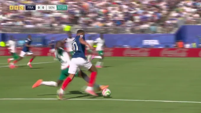 Tình huống Kylian Mbappe tăng tốc vào vùng cấm và bị Sadio Mane tác động ở phút 58 trong trận Pháp – Senegal ở sân MetLife, New Jersey, Mỹ ngày 16/6/2026. Ảnh: BBC Sport