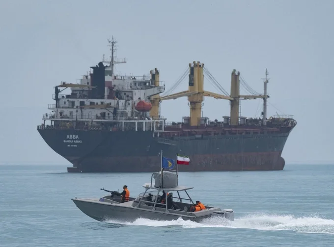 Xuồng cao tốc Vệ binh Cách mạng Hồi giáo Iran di chuyển trên vịnh Ba Tư tháng 4/2024. Ảnh: AFP