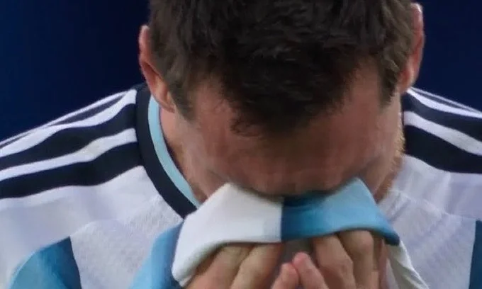 Messi được cho là lau nước mắt sau khi ghi bàn mở tỷ số. Ảnh: chụp màn hình