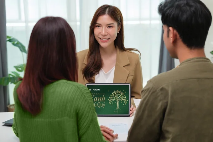 Nhân sự tìm hiểu về chương trình tuyển dụng. Ảnh: Hằng Hà