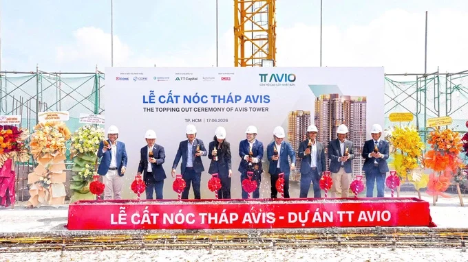 Ban lãnh đạo TT Capital tại lễ cất nóc tháp Avis dự án TT Avio. Ảnh: TT Capital
