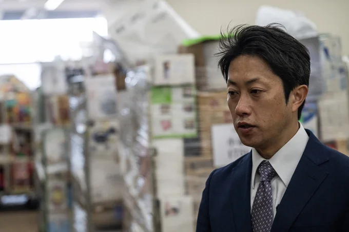 Ippei Kobayashi, chủ tịch kiêm giám đốc đại diện của chợ bán buôn đồ cũ Hamaya, trả lời phỏng vấn ngày 14/5. Ảnh: AFP