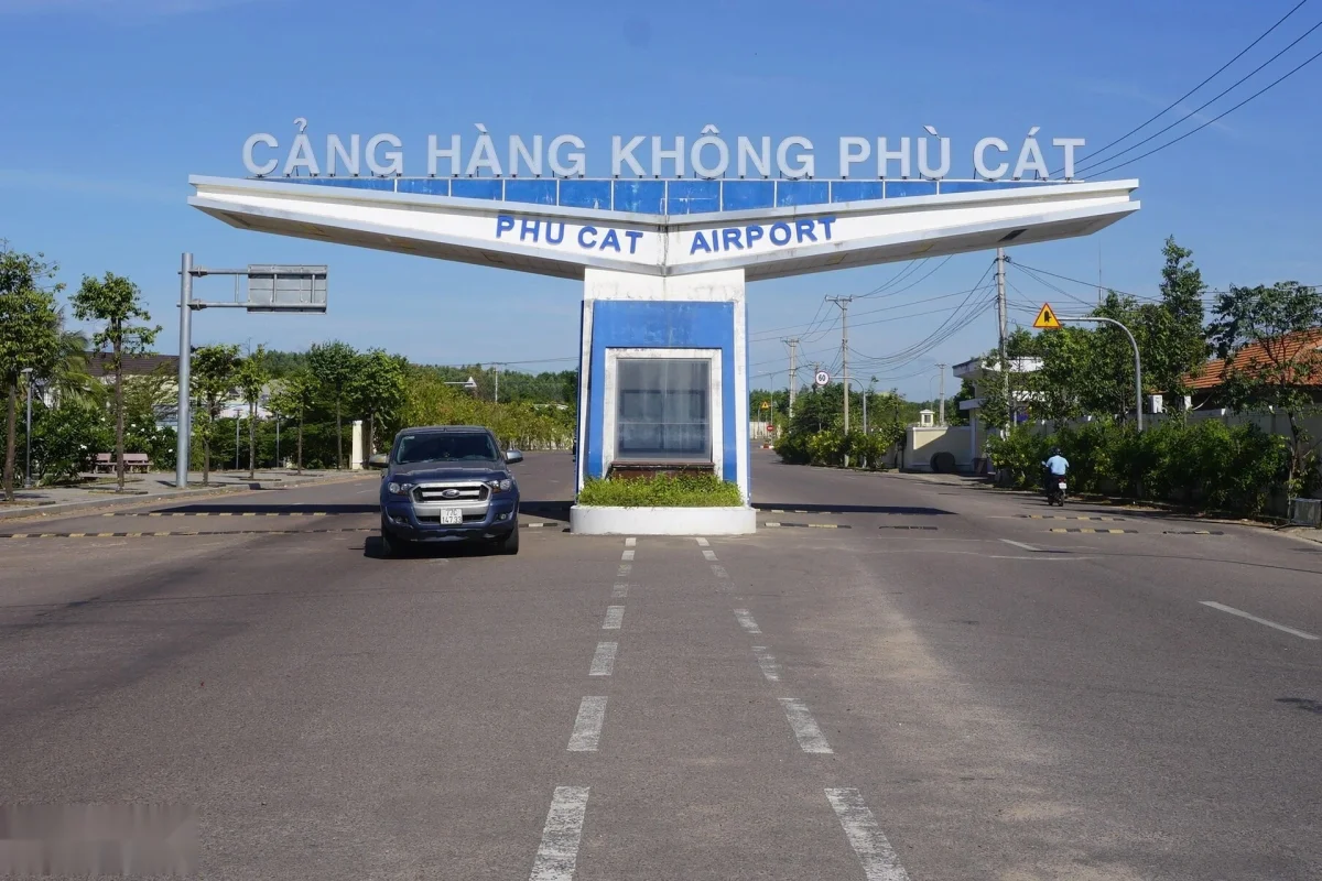 Hàng trăm kỹ sư, công nhân dầm nắng bám công trường sân bay Phù Cát - 1