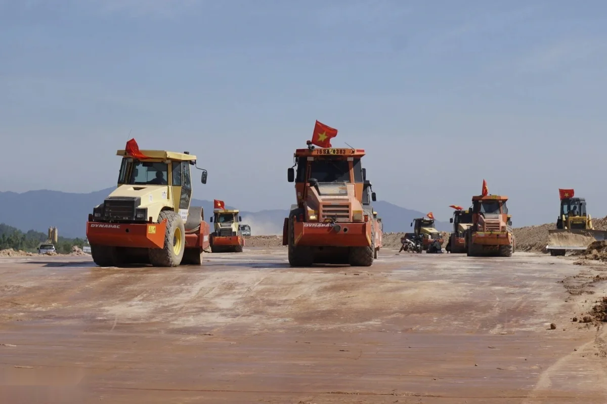 Hàng trăm kỹ sư, công nhân dầm nắng bám công trường sân bay Phù Cát - 2