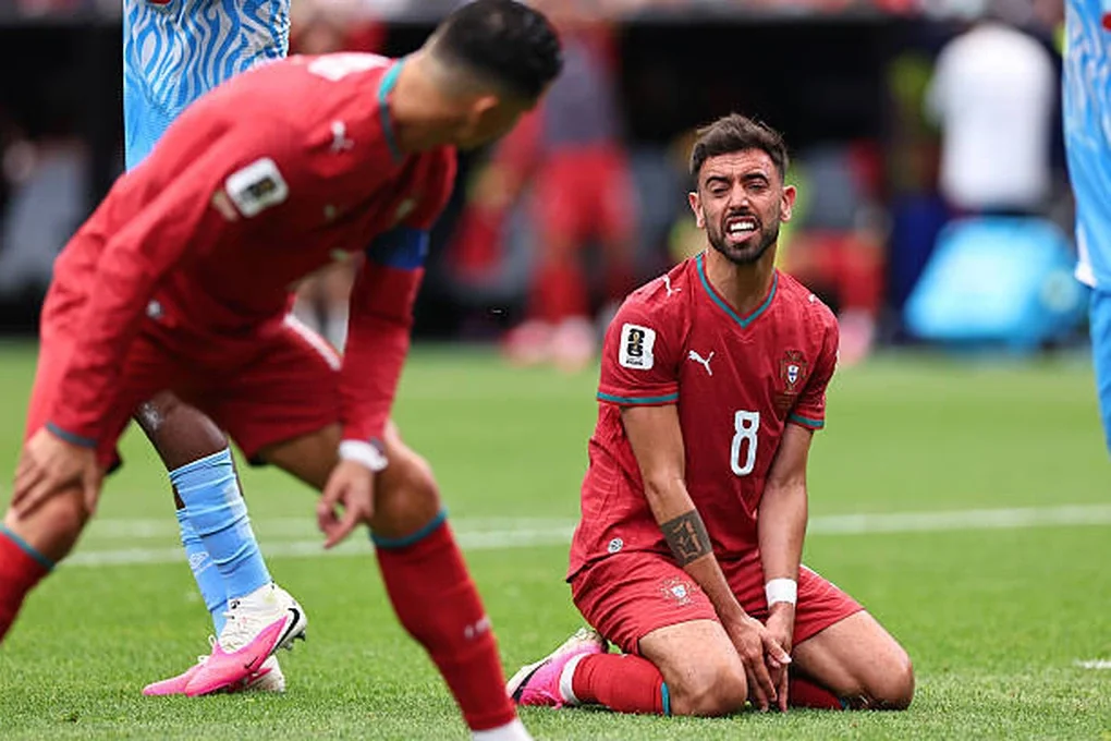 Bruno Fernandes nổi điên với C.Ronaldo ngay trên sân - 2
