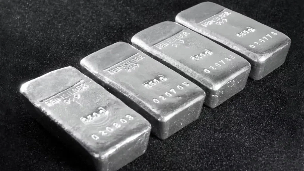 Giá bạc mất một nửa sau 4 tháng, vì sao người giữ người bán? - 1