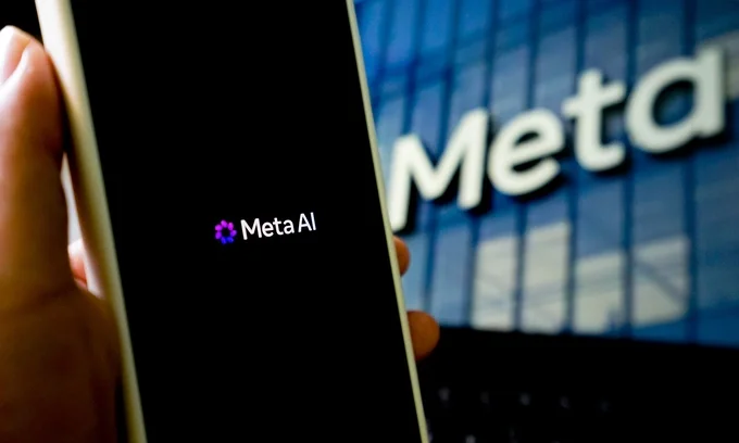 Logo Meta AI hiển thị trên một chiếc smartphone. Ảnh: Bảo Lâm