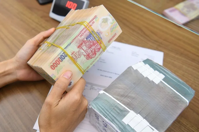 Giao dịch tiền mặt tại một ngân hàng. Ảnh: Giang Huy