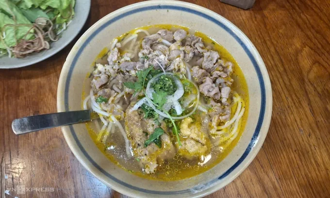 Tô bún bò trên đường Lê Văn Thọ, phường Thông Tây Hội đã tăng giá thêm 5.000 đồng mỗi tô từ tháng 4. Ảnh: Thi Hà