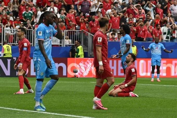 Bruno Fernandes quỳ xuống tiếc nuối sau tình huống Cristiano Ronaldo sút ra ngoài ở phút 68 trận ra quân World Cup 2026, Bồ Đào Nha 1-1 CHDC Congo, trên sân NRG ở Houston, Mỹ tối 17/6. Ảnh: AFP