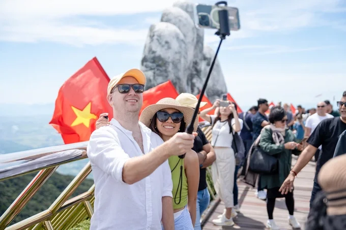 Du khách check-in tại Cầu Vàng. Ảnh: Sun Group