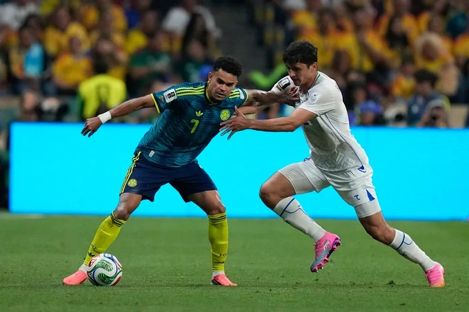 Tiền vệ Luiz Diaz (trái) tranh chấp với trung vệ Abdukodir Khusanov trong trận Colombia thắng Uzbekistan 3-1 ở lượt ra quân bảng K World Cup 2026, trên sân Estadio Azteca, Mexico ngày 17/6/2026. Ảnh: AP