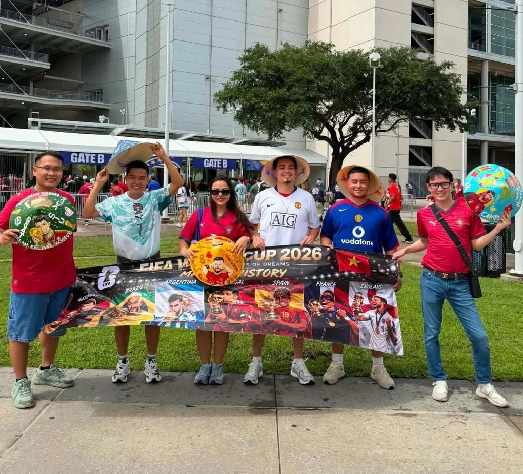Nam YouTuber nổi tiếng thế giới cầm nón lá Việt cổ vũ ở World Cup gây sốt - 2