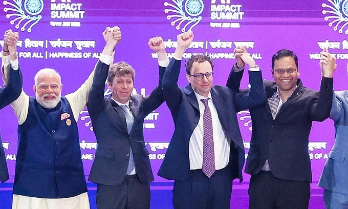 CEO OpenAI Sam Altman (thứ hai từ trái sang) và CEO Anthropic (thứ ba từ trái sang) không nắm tay nhau tại sự kiện AI Impact Summit 2026. Ảnh: Reuters