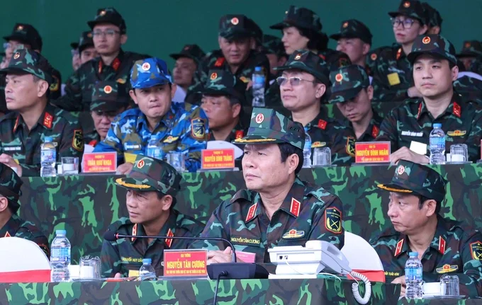 Đại tướng Nguyễn Tân Cương, Tổng tham mưu trưởng Quân đội nhân dân Việt Nam. Thứ trưởng Bộ Quốc phòng tại buổi diễn tập. Ảnh: Huy Nguyễn
