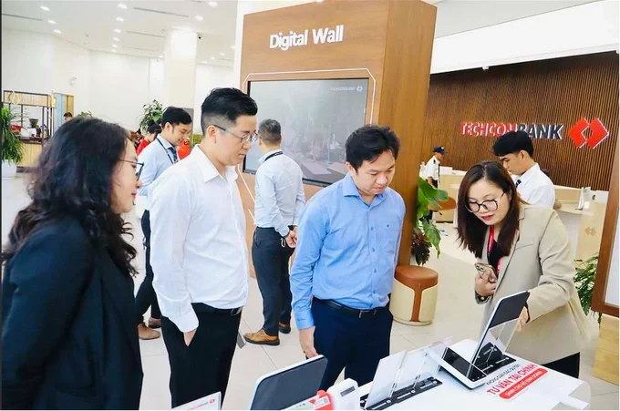 Khách hàng trải nghiệm các giải pháp nổi bật và đặc thù dành riêng cho hộ kinh doanh tại chi nhánh Techcombank. Ảnh: Techcombank