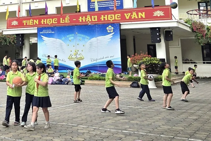 Học sinh trường Tiểu học Thanh Xuân Trung, phường Thanh Xuân chơi bóng rổ sau khi tan học. Ảnh: Hoàng Phong