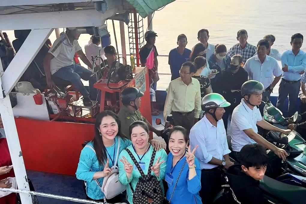 Hàng nghìn người dân vượt sông Hậu qua cồn vui ngày hội sông nước miệt vườn - 1