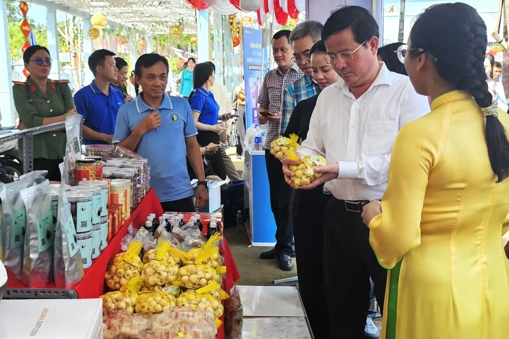 Hàng nghìn người dân vượt sông Hậu qua cồn vui ngày hội sông nước miệt vườn - 2