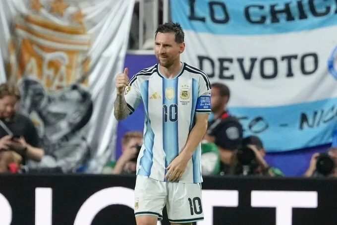 Lionel Messi mừng bàn thứ ba trong trận Argentina thắng Algeria 3-0 ở bảng J World Cup 2026 trên sân Kansas City, bang Missouri, ngày 16/6. Ảnh: AP