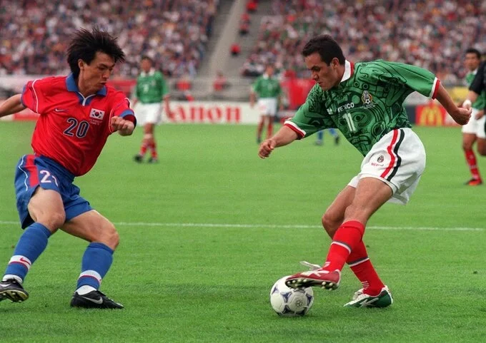 Mexico (áo xanh lá cây) gặp Hàn Quốc ở vòng bảng World Cup 1998 tại Pháp. Ảnh: AP