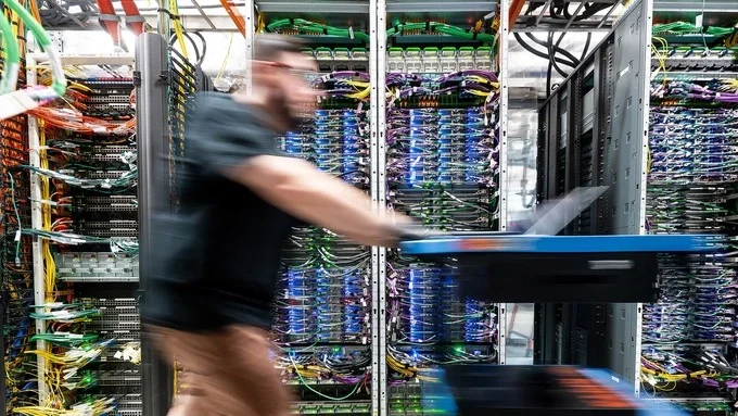 Nhân viên làm việc trong một trung tâm dữ liệu của Amazon Web Services. Ảnh: AWS