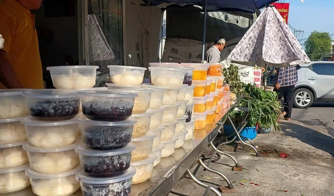 bánh tro, cơm rượu nếp bán trên đường Lê Đức Thọ, phường An Hội Đông, TP HCM. Ảnh: Thi Hà