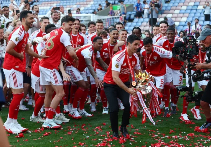 HLV Mikel Arteta và các cầu thủ Arsenal mừng chức vô địch Ngoại hạng Anh trên sân Selhurst Park, London, Anh ngày 24/5/2026. Ảnh: Reuters
