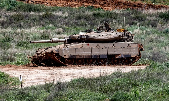 Xe tăng Merkava di chuyển tại vị trí ở miền nam Lebanon, gần biên giới với Israel hôm 27/3. Ảnh: AFP