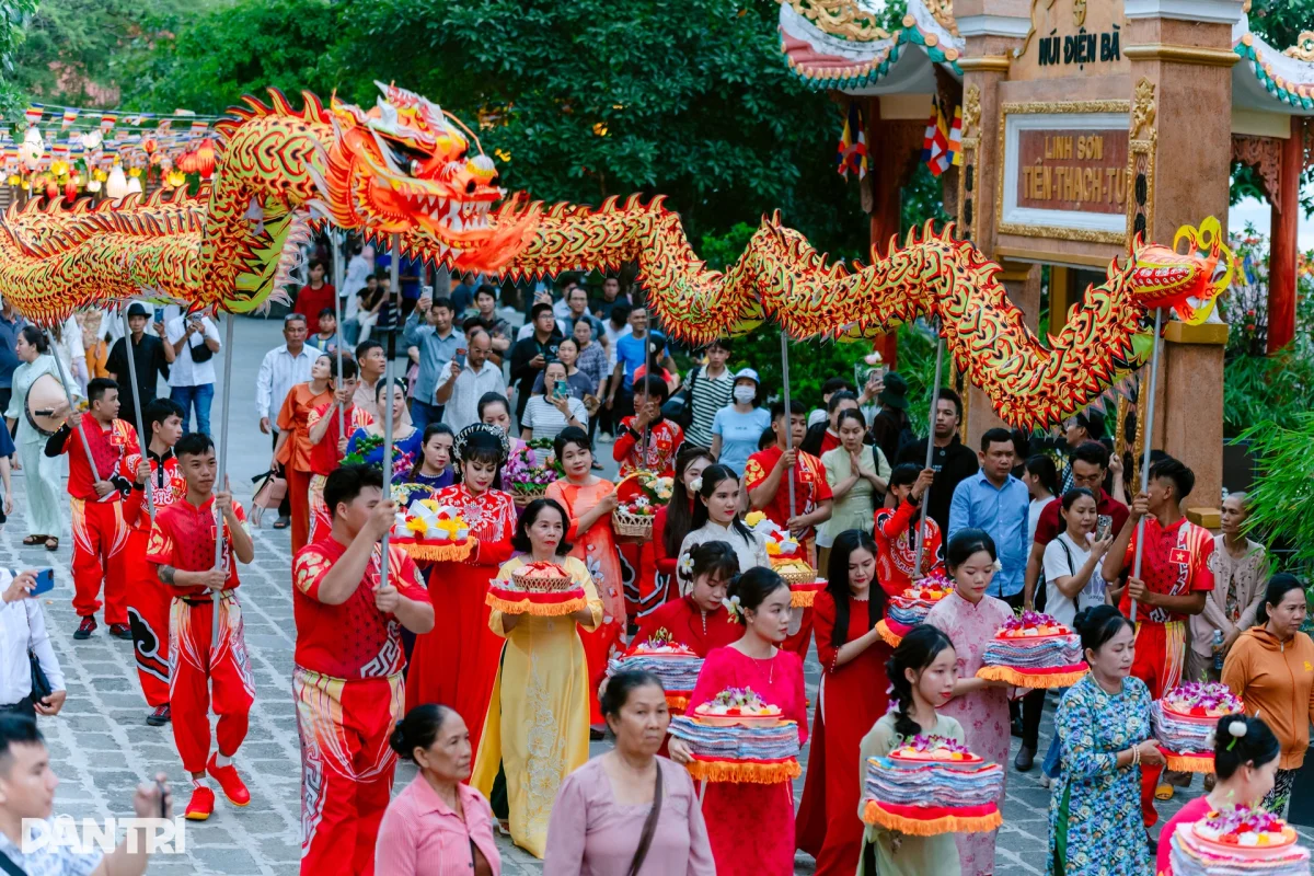 Người dân, du khách tấp nập về núi Bà Đen dâng lễ vía Linh Sơn Thánh Mẫu - 2