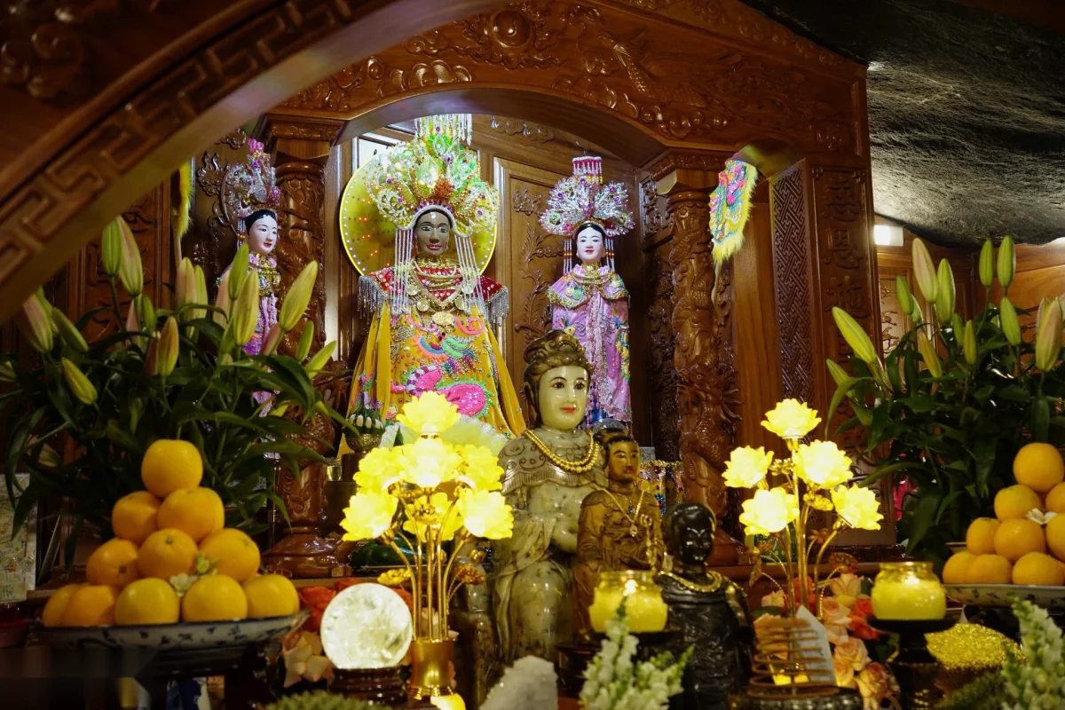 Người dân, du khách tấp nập về núi Bà Đen dâng lễ vía Linh Sơn Thánh Mẫu - 6