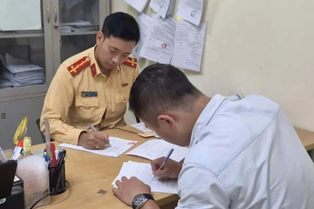 Vừa lái xe máy vừa dùng điện thoại, nam thanh niên bị phạt 900.000 đồng - 1
