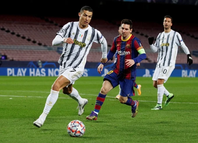 Lionel Messi (hàng trước, phải) và Cristiano Ronaldo trong trận Barca – Juventus ở sân Camp Nou, Barcelona, Tây Ban Nha ngày 8/12/2020. Ảnh: Reuters
