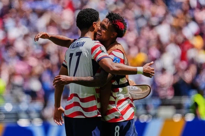 Malik Tillman (trái) và Weston McKennie ăn mừng sau trận thắng Australia 2-0 ở lượt hai bảng D World Cup 2026 trên sân Seattle ngày 19/6. Ảnh: AP