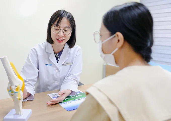 Bác sĩ Phượng giải thích tình trạng sức khỏe khớp gối. Ảnh minh họa: Bệnh viện Đa khoa Tâm Anh