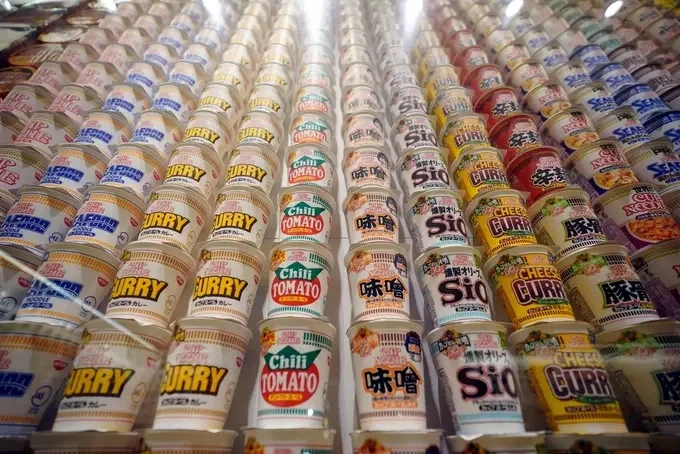 Các vỏ hộp mì gói được trưng bày tại Bảo tàng CupNoodles ở Yokohama, Nhật Bản. Ảnh: CNN