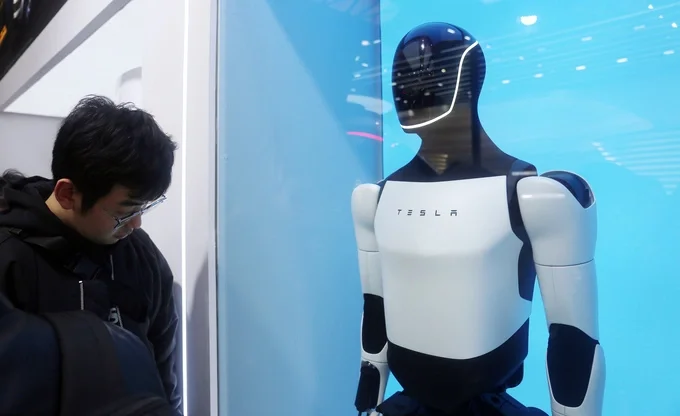 Robot hình người Optimus của Tesla tại Thượng Hải tháng 3/2026. Ảnh: Reuters