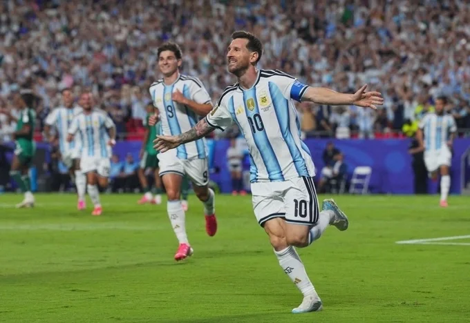 Messi mừng hattrick trong trận gặp Algeria trên sân Arrowhead, Kansas City, bang Missouri, Mỹ ngày 17/6. Ảnh: Reuters