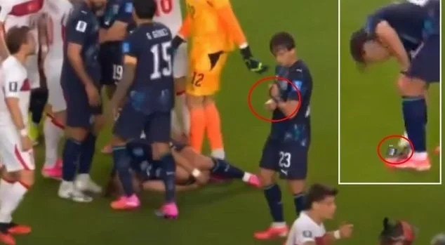 Matias Galarza lấy đồng hồ của trọng tài, khi Paraguay thắng Thổ Nhĩ Kỳ ở trận đấu bảng D World Cup 2026 tại Santa Clara, California, gần San Francisco, ngày 19/6. Ảnh: Harbeler