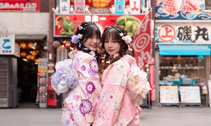 Du khách mặc kimono chụp hình tại Dotonbori, Osaka. Ảnh: LiveJapan