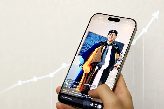 Nhà sáng tạo Linh Ân trong một video giới thiệu các mẫu áo thun trơn. Ảnh: Viễn Thông