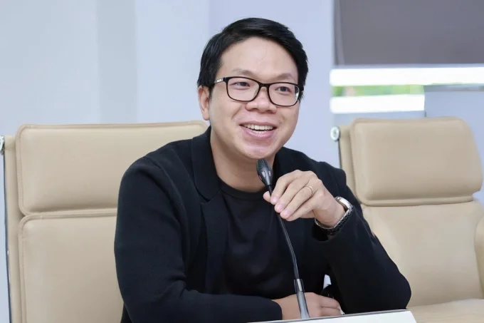 TS Thi Quốc Huy tại một hội thảo về vật liệu tại Đại học Lạc Hồng. Ảnh: NVCC